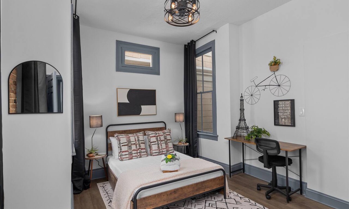 Olde Town Augusta Apartment | 1 bedroom, 1 bathroom suite in Downtown Augusta. The sleeping arrangements for this unit are a full bed and a pull-out couch in the living room.