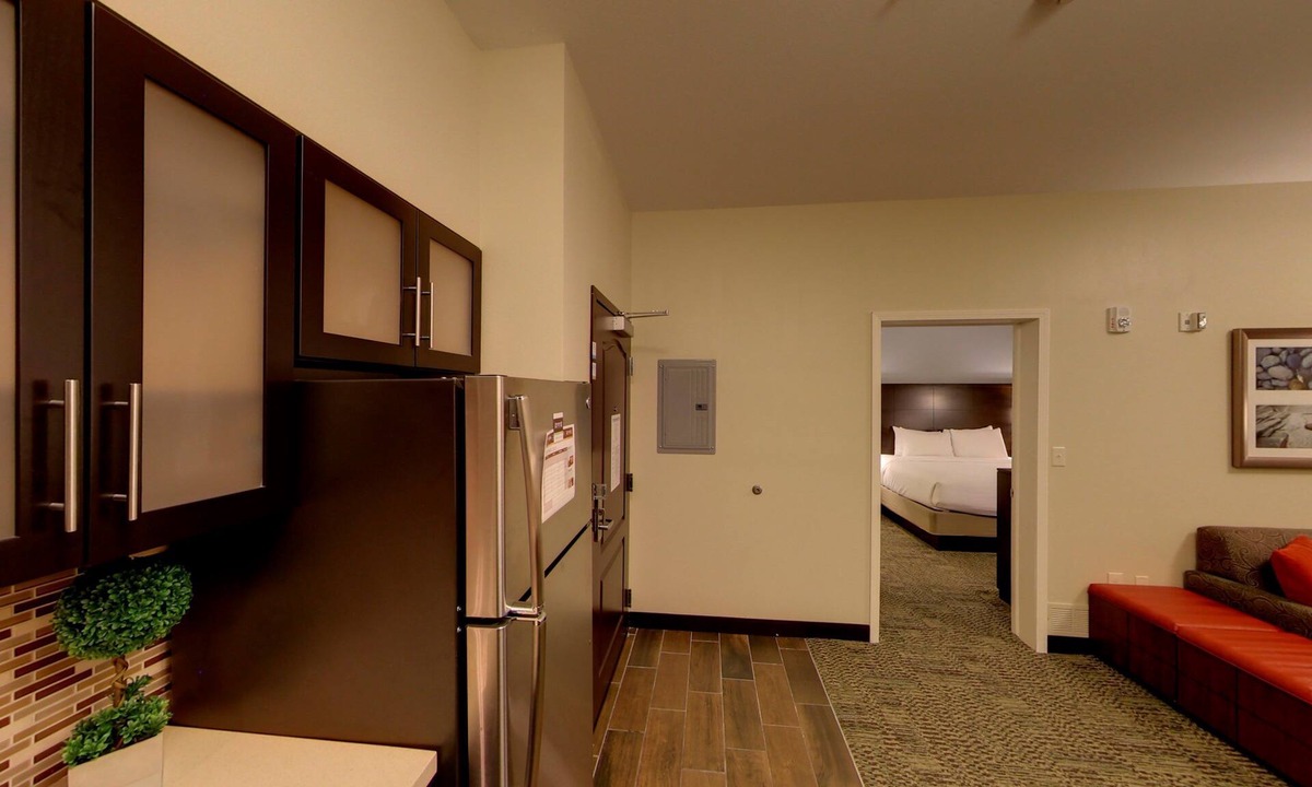 Bryant Pattengill East Apartment | 1 Bedroom | 24 Hour Business Center + Indoor Pool