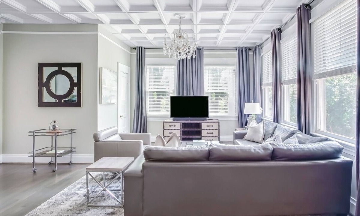 Atkins Park Apartment | 1 Bedroom Apartment With Private Back Yard Behind Historic House