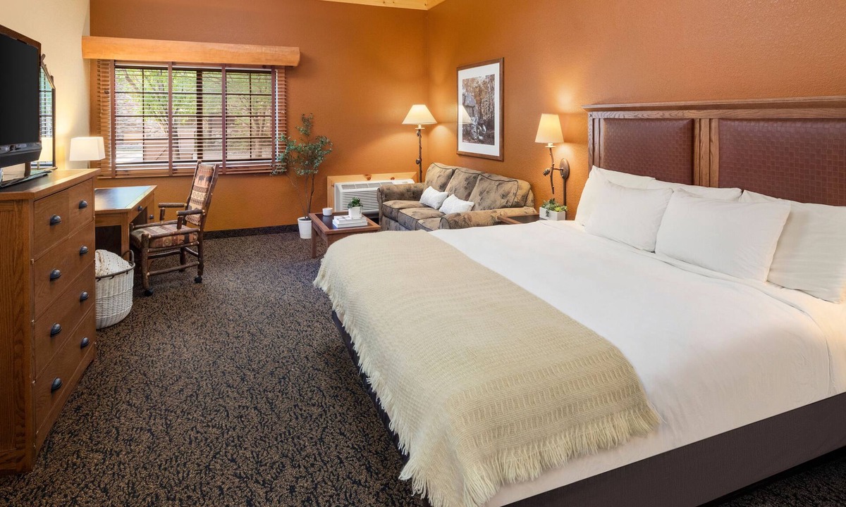Rothschild House | 1 King Accessible Room With Access to Pool, Hot Tub, and Gym