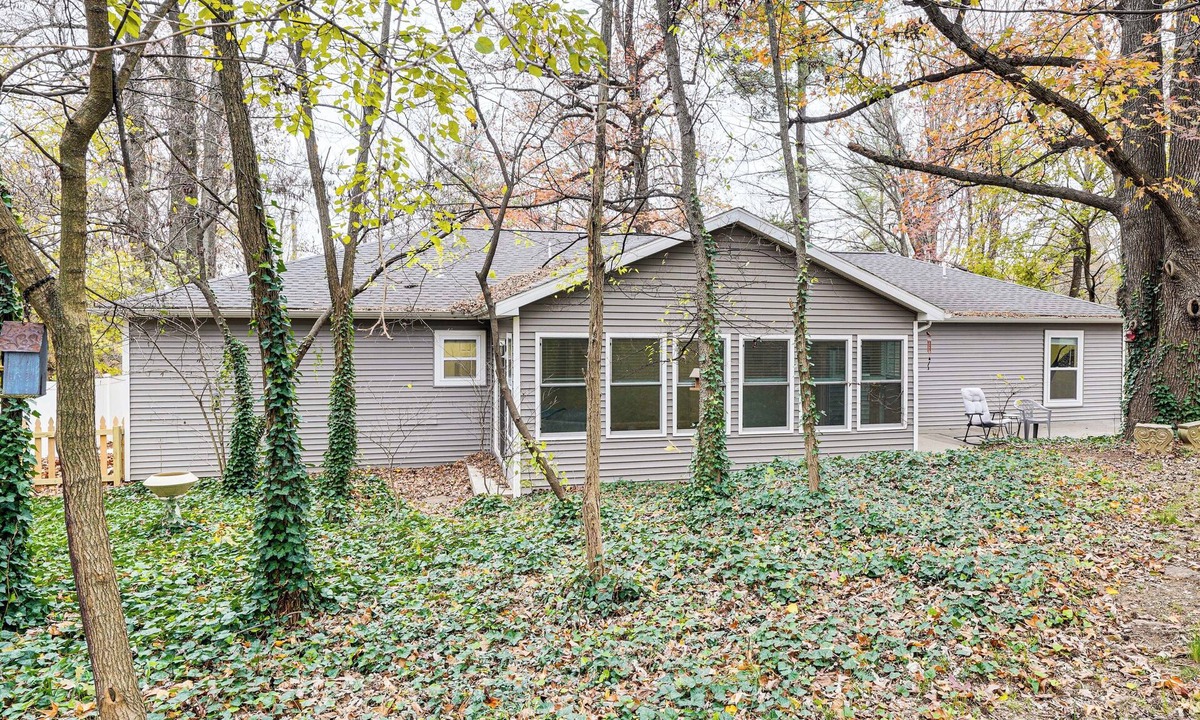 Newburgh House | 1 Mi to Dtwn Newburgh: Quiet Home w/Yard!