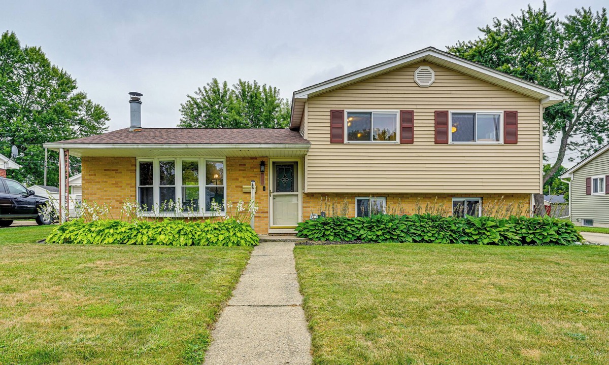 Owosso House | 1 Mi to Dtwn: Suburban Home w/Yard in Owosso