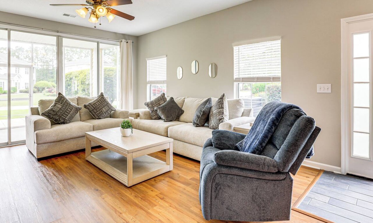Red Hill Condo | < 1 Mi to Legends Golf Resort: Condo w/Pool!