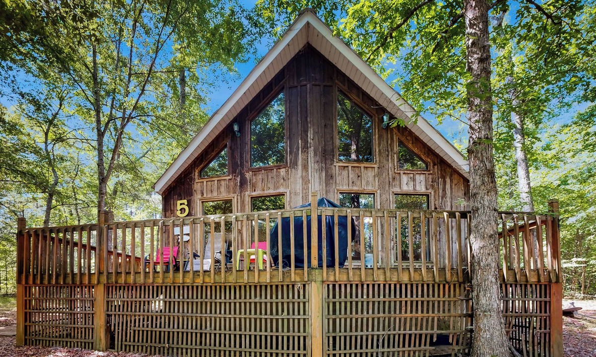 Iuka Cabin | 1 Mi to Pickwick Lake! Tranquil Wooded Cabin