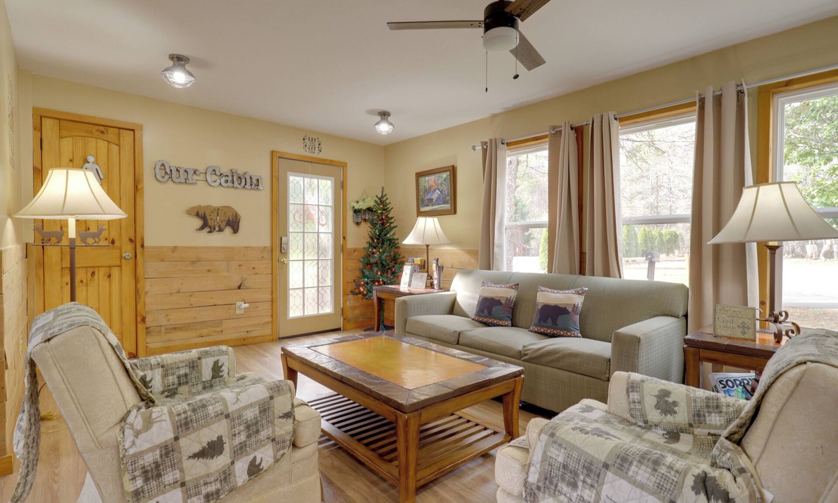 Sevierville Apartment | 10 Mi to Dollywood: Cozy Apt w/Shared Fire Pit