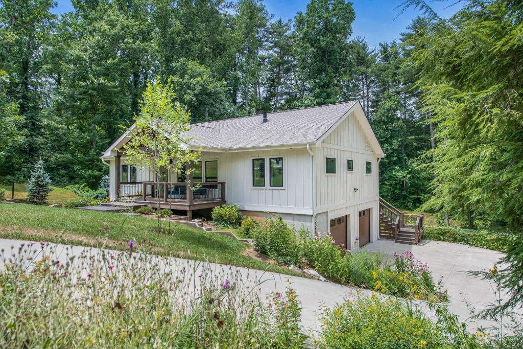 Asheville House | 10 Min to Downtown Asheville. Luxury Finishes. Private Hot Tub & Arcade