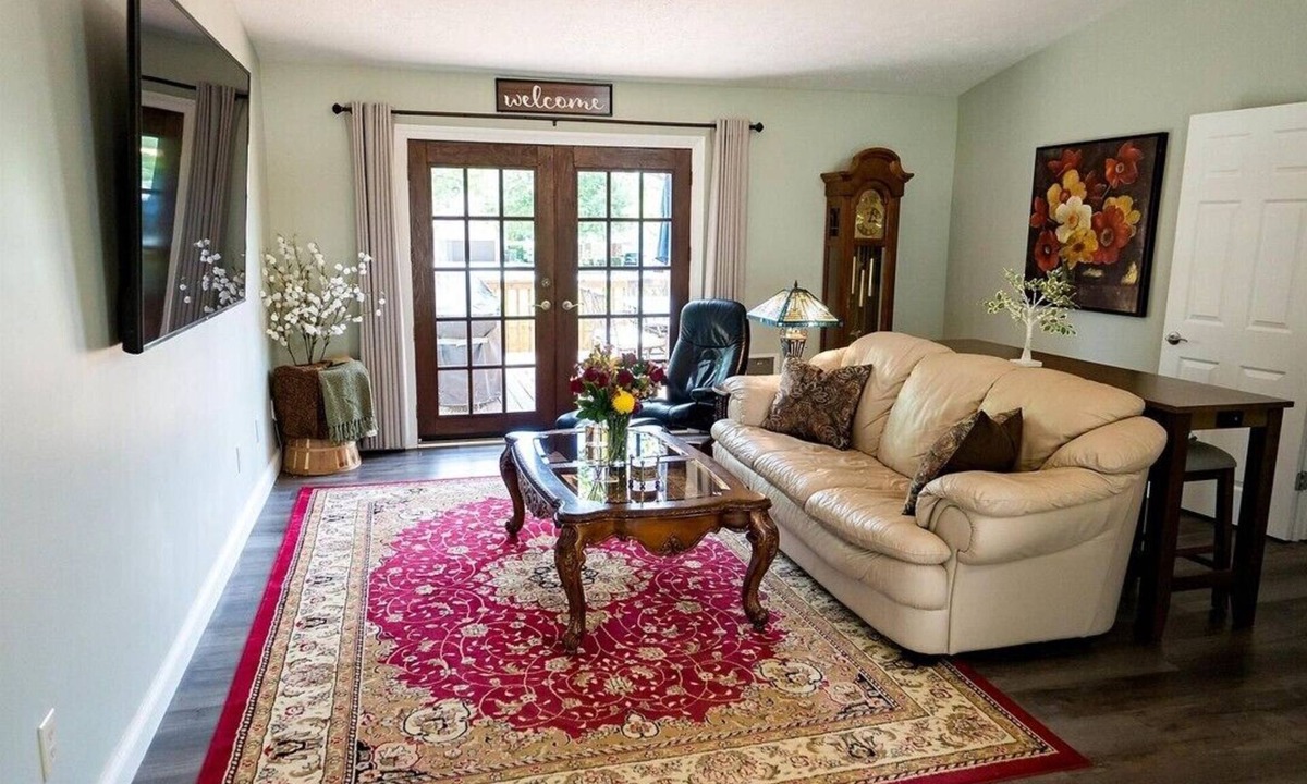 Bloomington House | 10 Min to Stadium By I-69 King Beds Big Fenced Yard Great Parking!