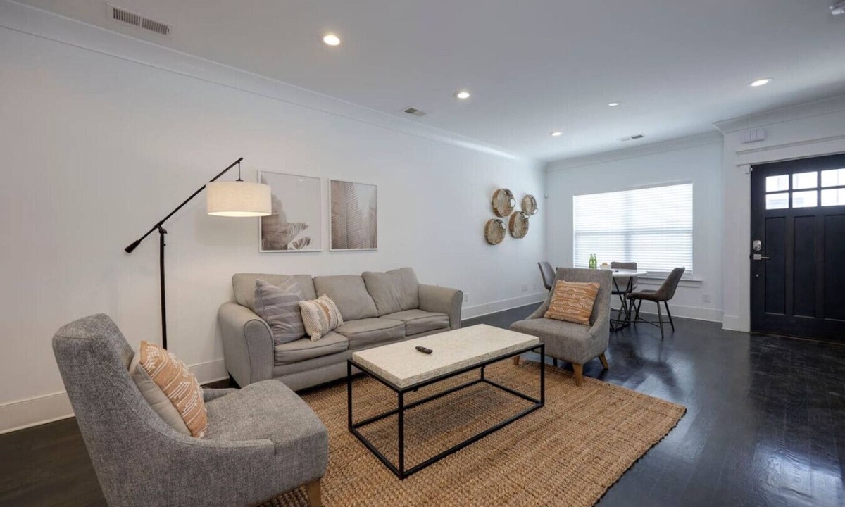 Charlotte Park House | 10 Mins To Broadway - Spacious Townhouse