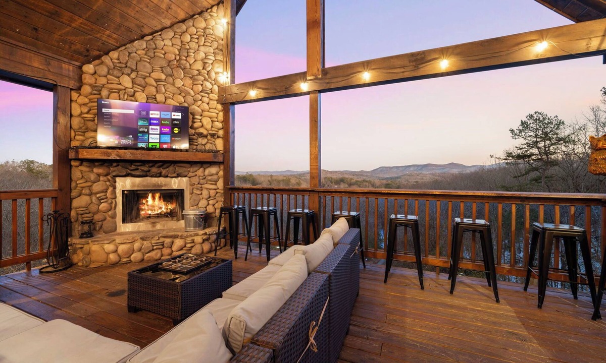 Blue Ridge Cabin | 10% Off Member Deal OMG Views 10 Min to Downtown Private Hot Tub Deck Firepit