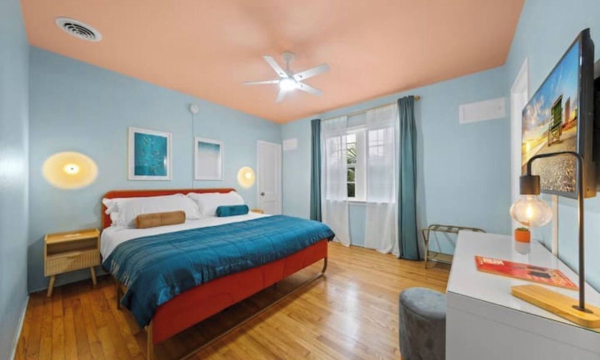North Beach Hotel | #10 Unit in Mid-century Art-Déco Building KingBed EnSuiteBath Steps>Beach PetsOK