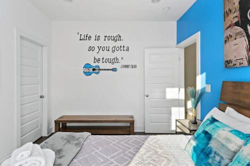 Katie Hill Neighborhood House | 10m to DT-HotTub/Pool TB/Karaoke -Johnny Cash HM