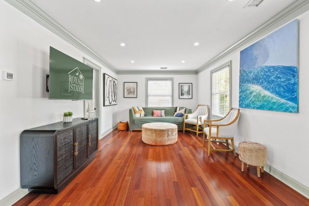 Old Village House | 1111 Simmons St - MTP