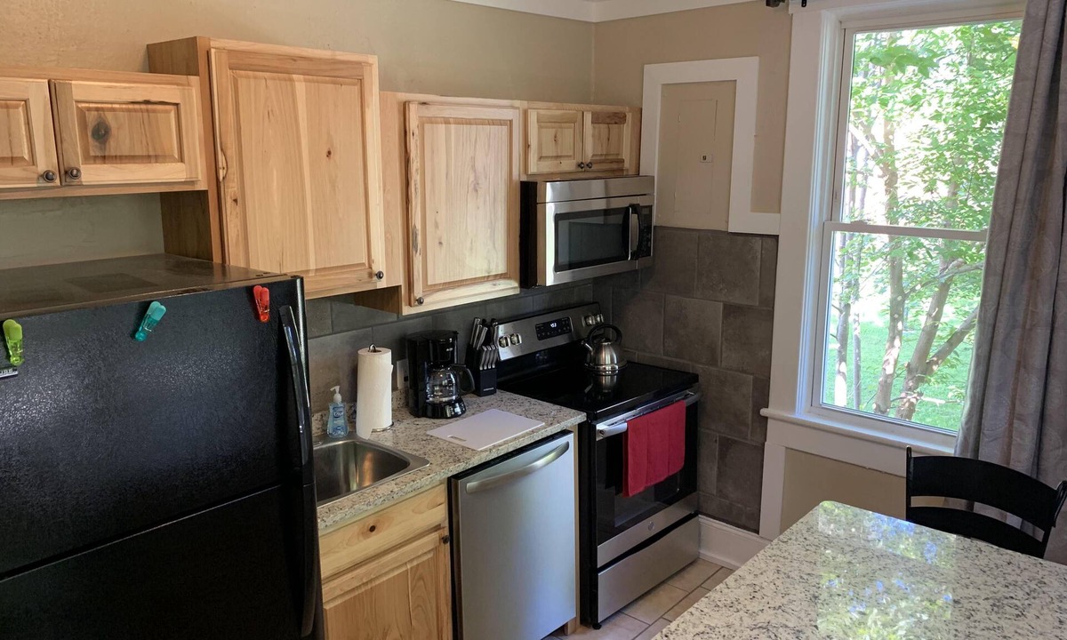Canton Apartment | 144 1/2 Check Our Apartment Canton restaurants, brewery 20 min Asheville, WiFi