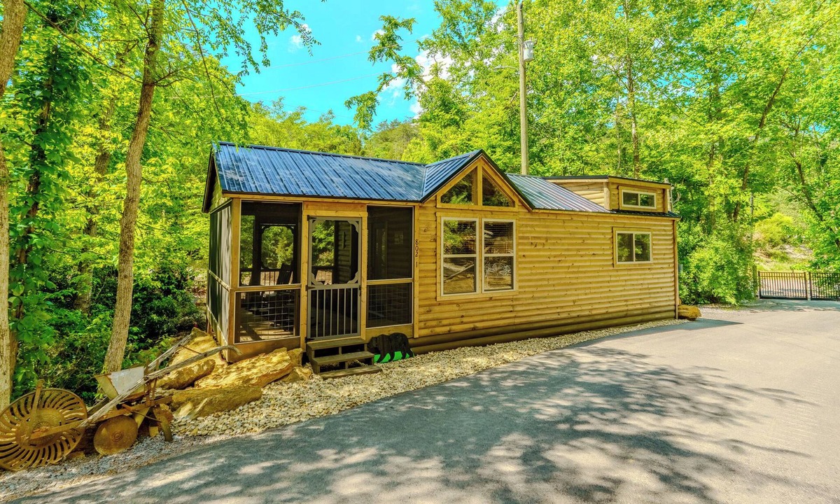 Sevierville Cabin | 15 Minutes from Skyland Ranch. Brand New Cozy Cabin. Huckleberry Cabin