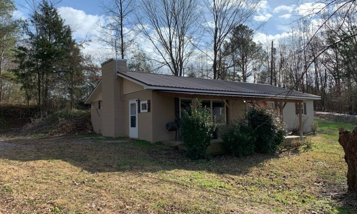 Rogersville House | 1500 sq ft house located on m y farm. open floor plan