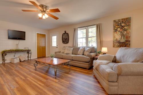 Montrose House | 16 Mi to Lake Sara Beach - Pet-Friendly Home