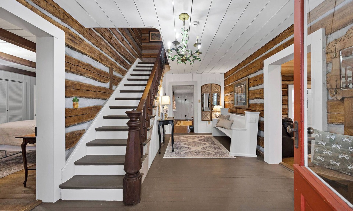 Elizabethtown Cabin | 1800s Historic Orchard Hill 3 bedroom cabin in Elizabethtown