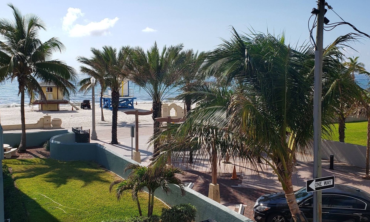Hollywood Lakes Condo | 1BR Beach condo in Beautiful Hollywood Beach