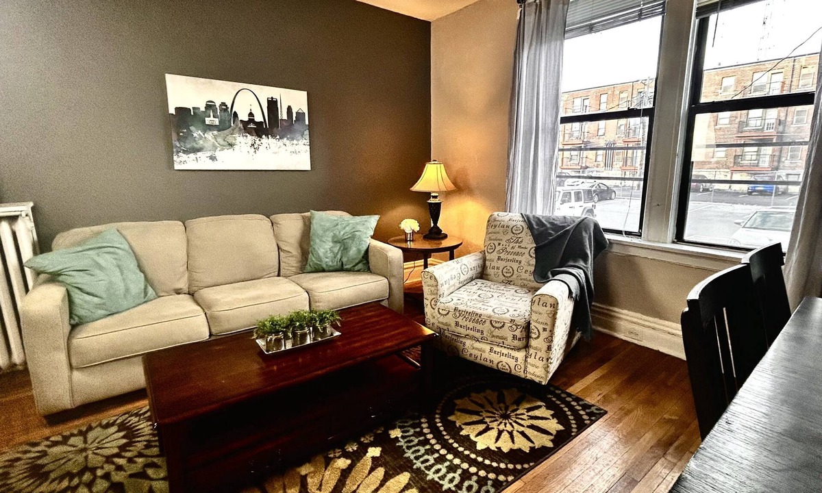 DeBaliviere Place Condo | 1st Fl King+Queen Beds, Steps to Metrolink, Off-street parking