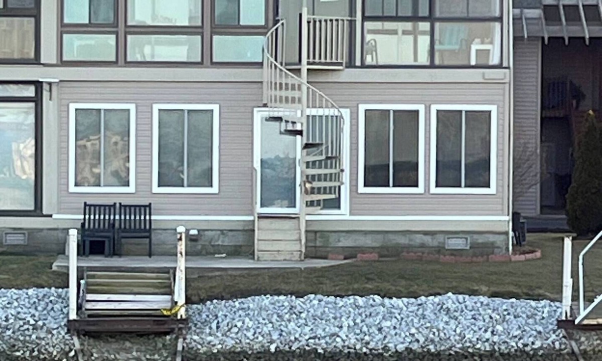 Oak Harbor Condo | 2 bedroom, 1.5 baths waterfront condo includes dock.