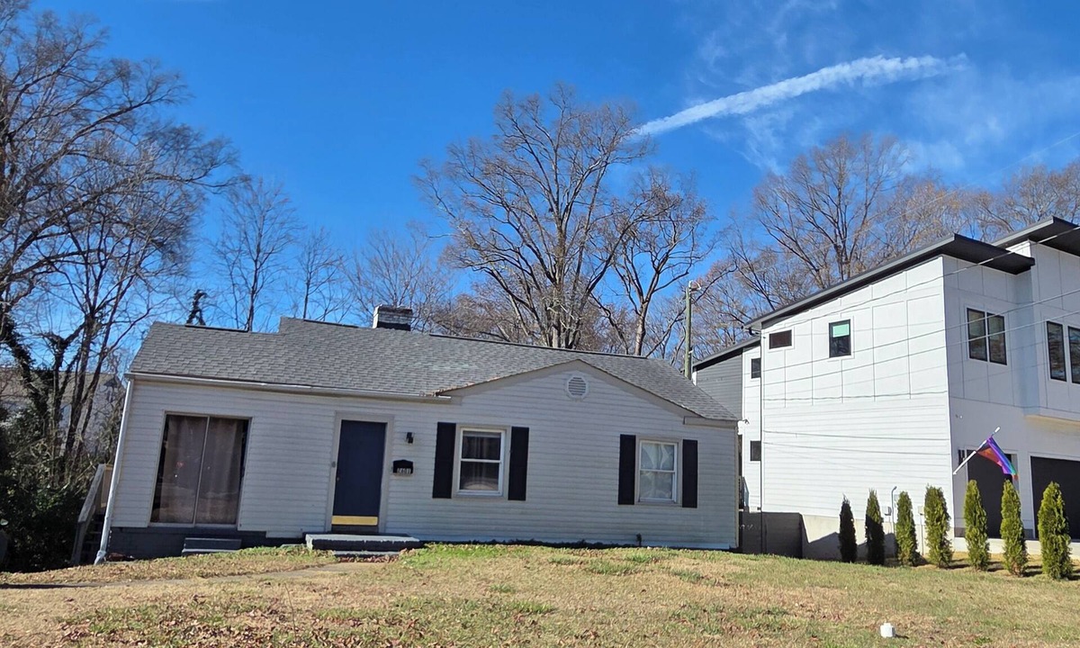 Villa Heights Cottage | 2-bedroom cottage in perfect Charlotte with high speed wifi!