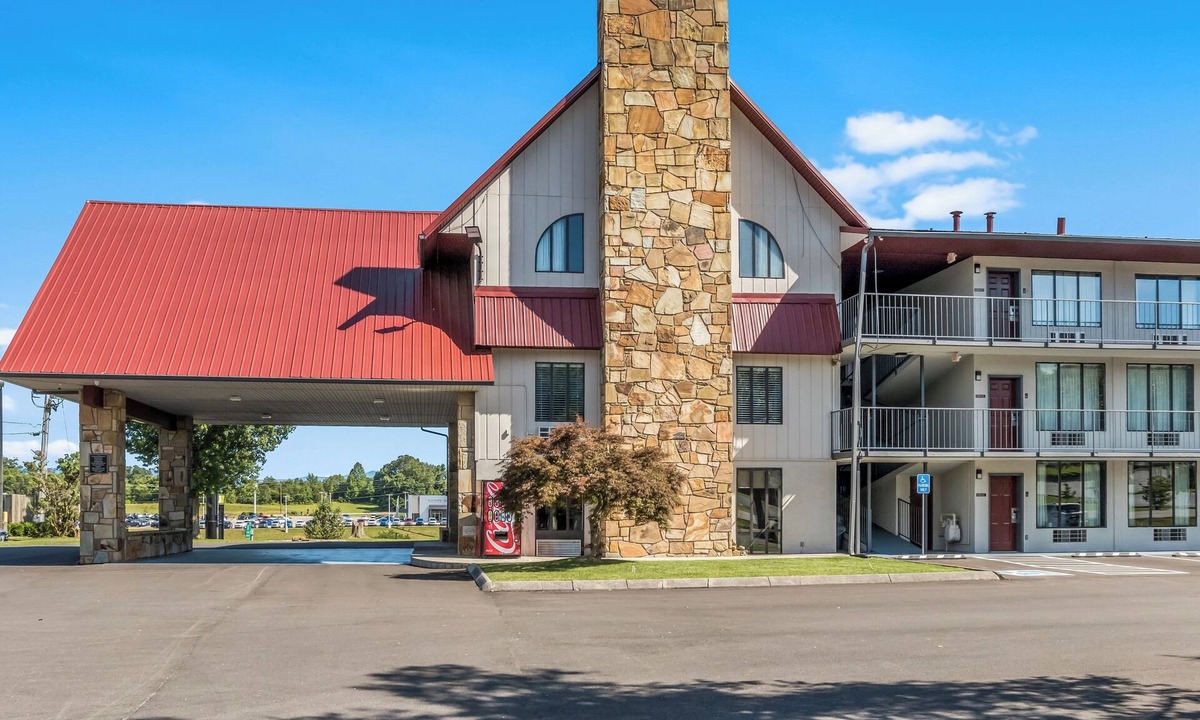 Dandridge Hotel | 2 Comfortable Rooms Perfect Spot to Enjoy Dandridge and Nearby Lakes
