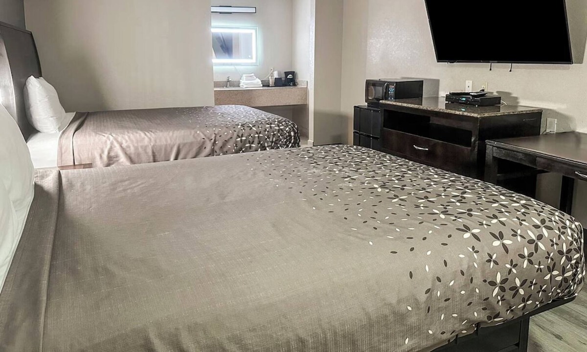 Guntersville Hotel | 2 Convenient Room Steps with 2 Queen Beds near Guntersville Nature Spots