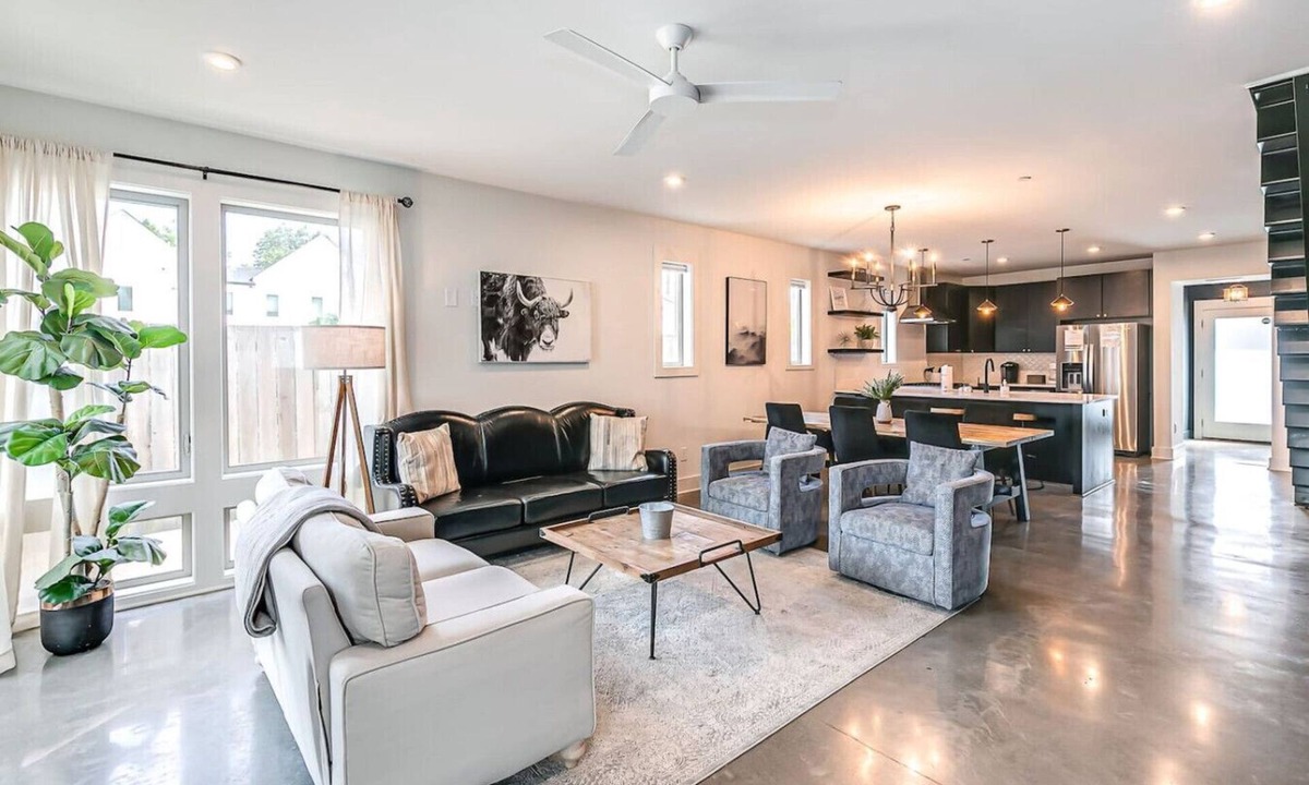 East Nashville House | 2 Homes Side by Side , Sleeps 24- Mins to Broadway