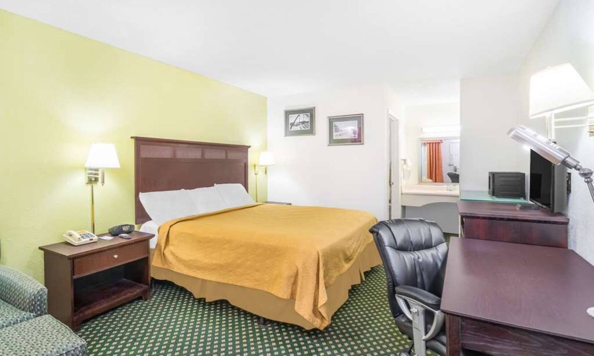 Lookout Valley Neighborhood Association Hotel | 2 King Room Near Lookout Mountain Attractions and Outdoor Fun