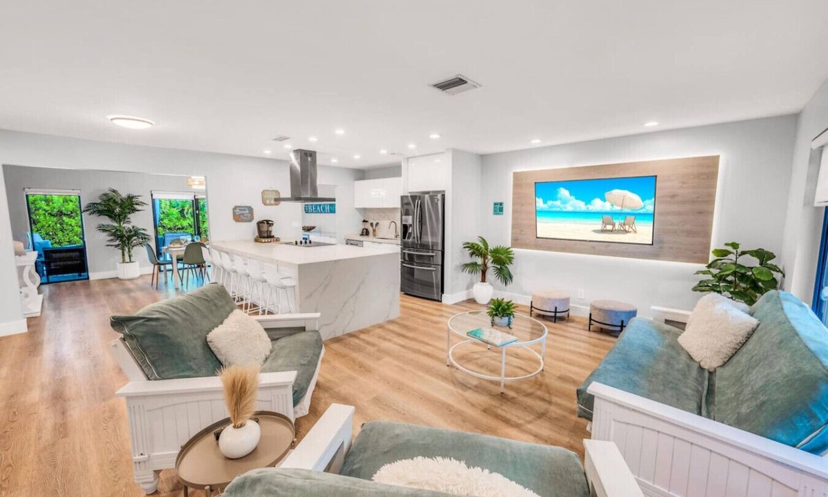 Plantation House | 2 Luxury Homes | 6BR | Heated Pool | 15 Min to FLL