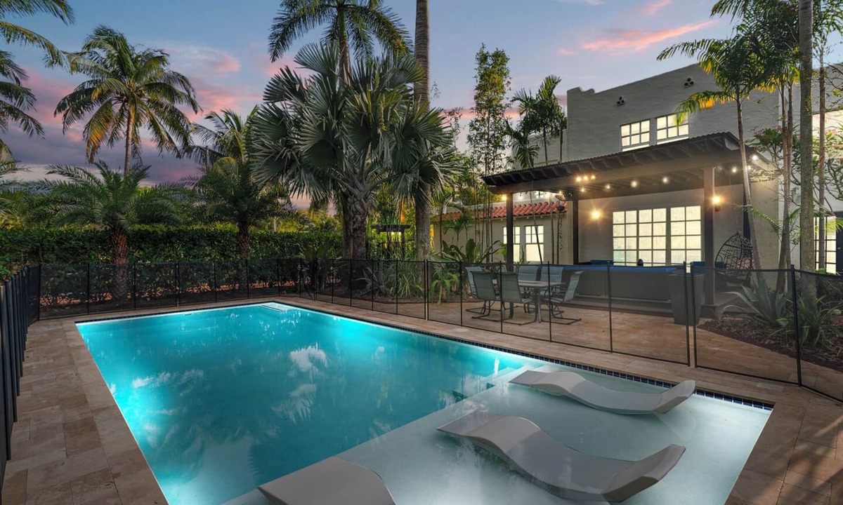 Old Northwood Historic District House | 2 Mansions! | Free Pool Heat | Garden & BBQ | Sleeps 22-8 BR