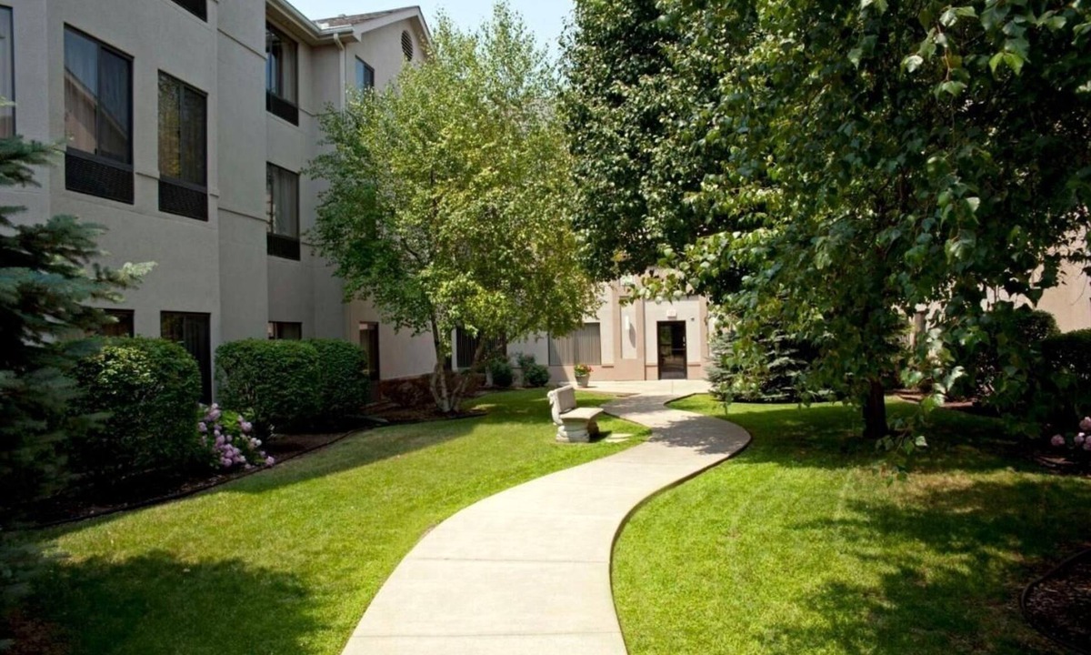 South Bend Hotel | 2 Pet-Friendly Rooms w/Comfortable Bed & Free Hot Breakfast – Convenient Stay