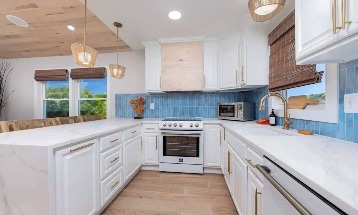 Colington House | 2 Private Living Spaces, 2 Hot Tubs and Bikes!