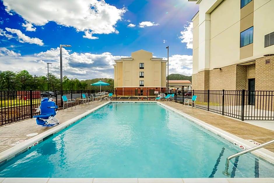 Newport Hotel | 2-Star Hotel ∙ Hampton Inn Newport