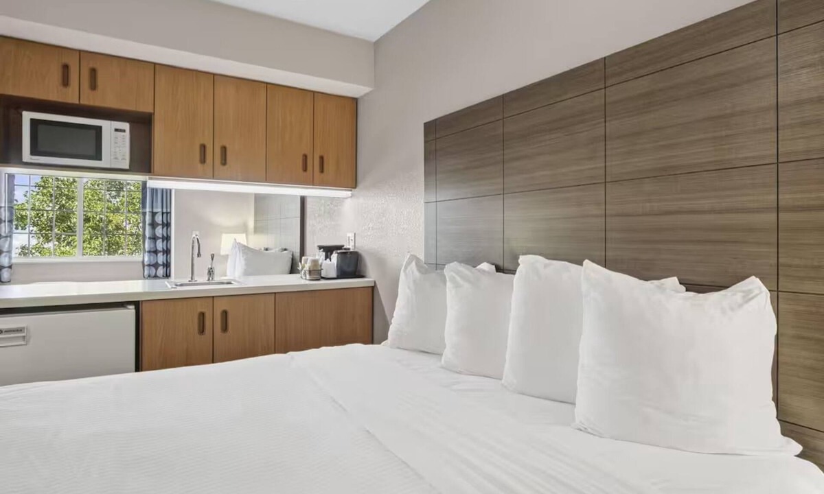 Blue Springs Hotel | 2 Streamlined Rooms w/Free Parking for Comfortable Short Stays