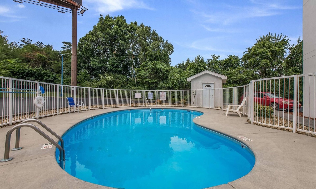 Knoxville Hotel | 2 Units | Budget-Friendly Rooms Perfect for Exploring Knoxville