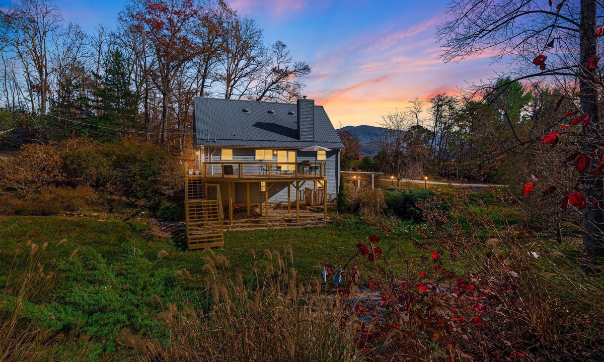 Fairview House | 20 Mins to Asheville/Fireplace/Peaceful Yard/Pets