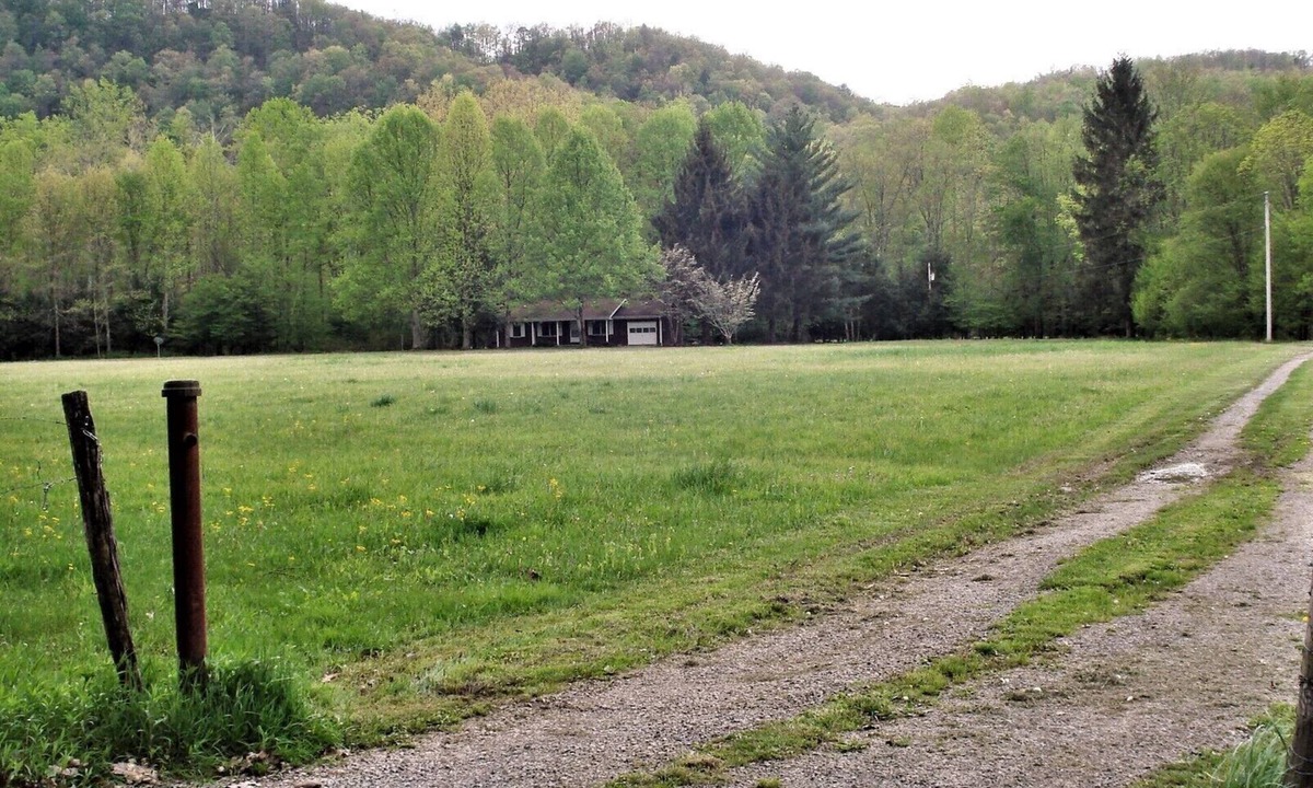 Leadsville House | 27 Riverfront Acres of Serene Mountain Views - Dog and Kid paradise!