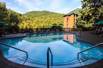 Gatlinburg Hotel | 2Bedrooms, 2 Bathrooms, Sleeps 8 Westgate Smokey Mountain Resort