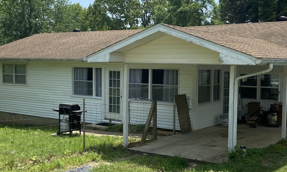 Diamond City House | 2br 1 bath lake getaway 1 block from lake, easy walk