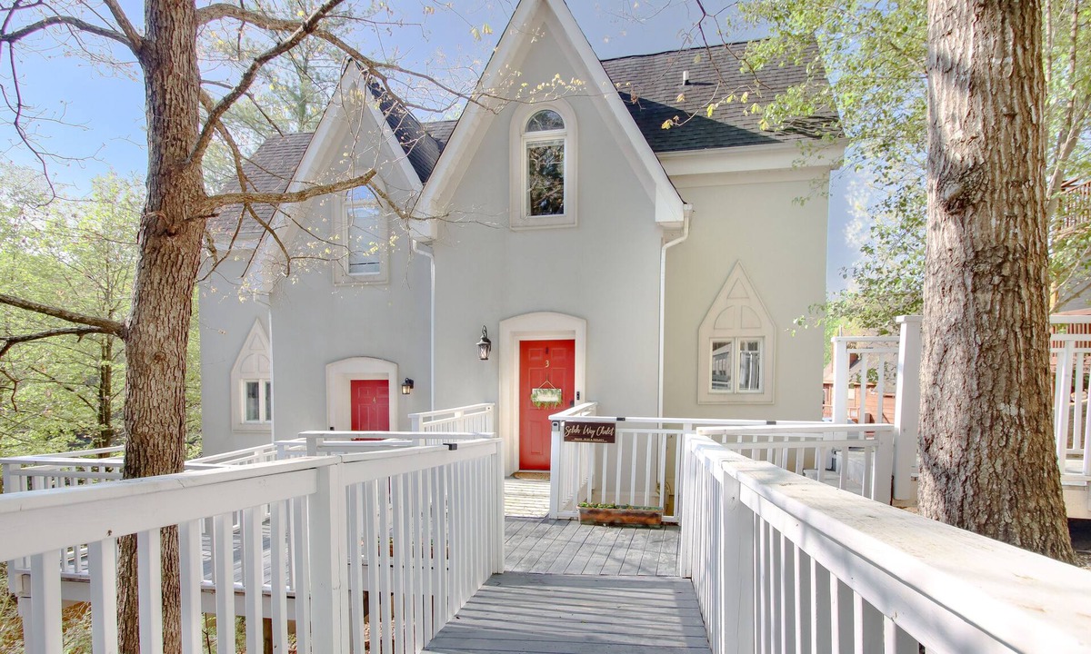 Pigeon Forge Ski Chalet | 2BR/2.5BA, clean hot tub, spa tub, 1 mi to Pkway,10min to GSMNP, arcade,fire pit