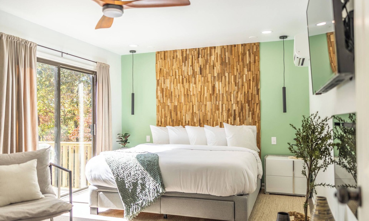 Hendersonville House | 2BR 2BA Guest Suite with Sundeck and Firepit. Minutes to Downtown