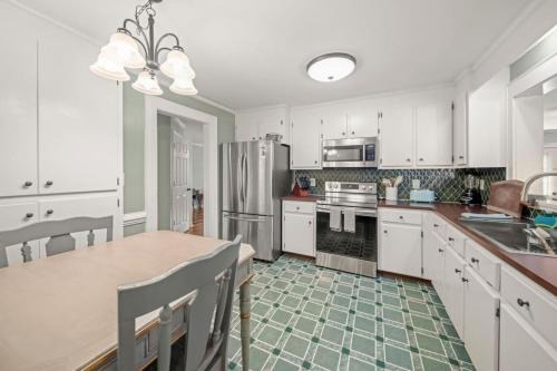 Belmont Historic District House | 2BR Cozy Belmont Getaway Fire Pit River District