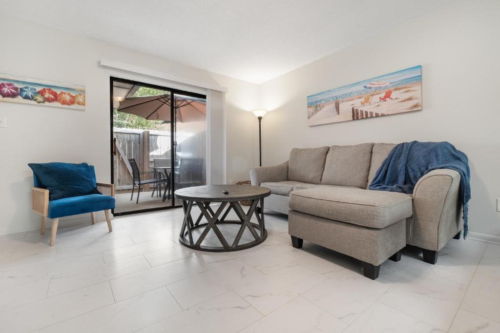 Gulf Breeze Apartment | 2BR King, Dog Friendly, Fenced Yard Access, Private Patio, Near Beaches