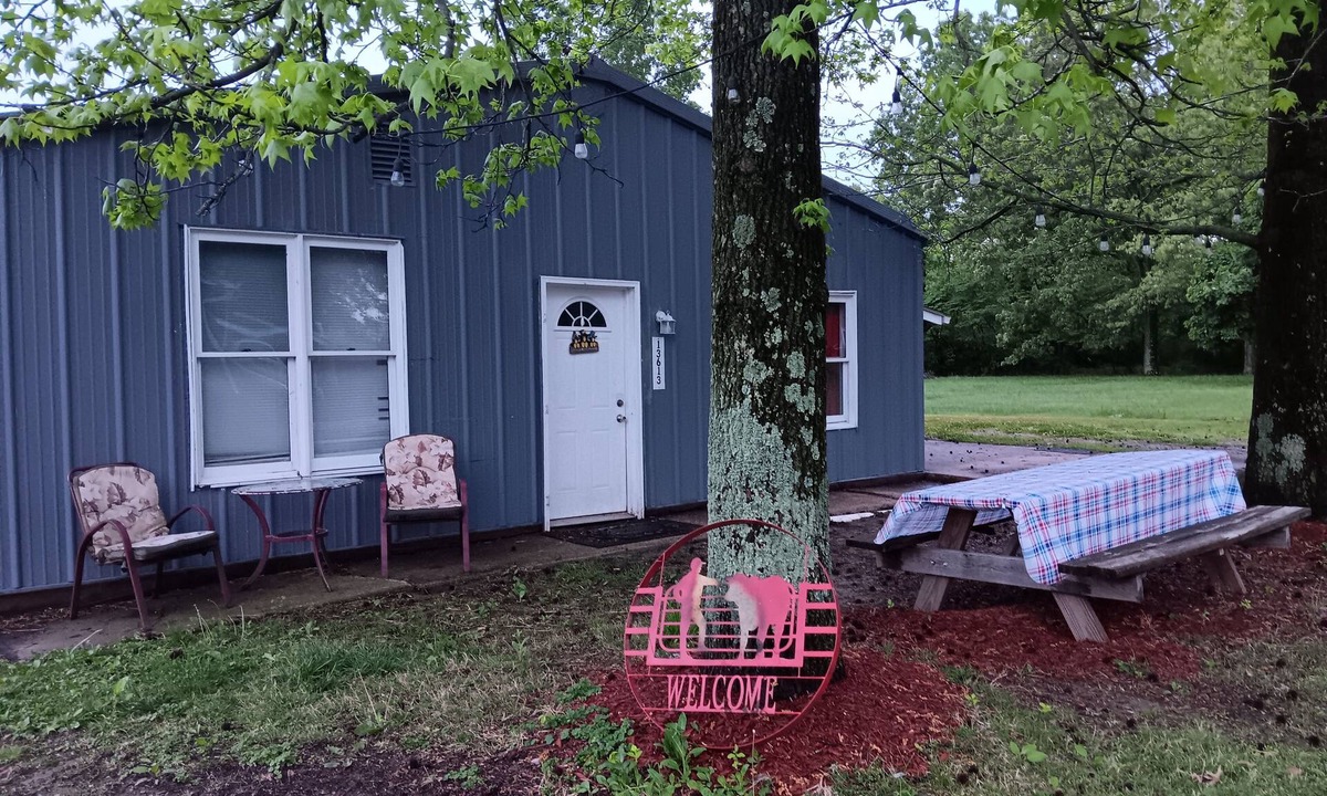 Johnston City Cottage | 3 Bdr Getaway Hunters, Fishermen, Racers Vendors parking for your equipment!