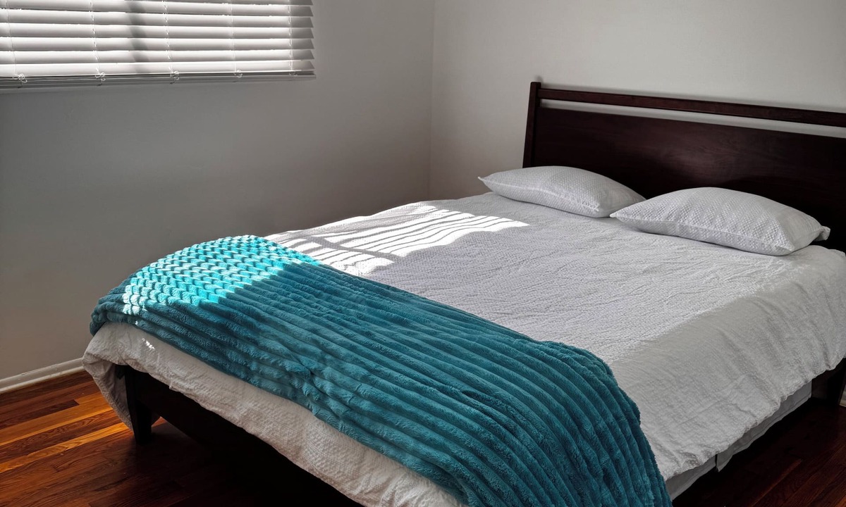 Mitchell House | 3 Bedroom 2 Bath, quiet and close to everything
