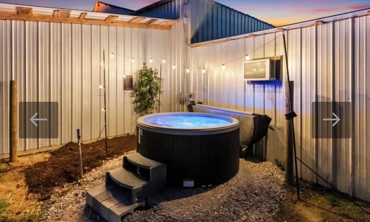 Winona Cabin | 3 Bedroom Cabin. Sleeps up to 9. Direct Access to Brimstone. Hot Tubs