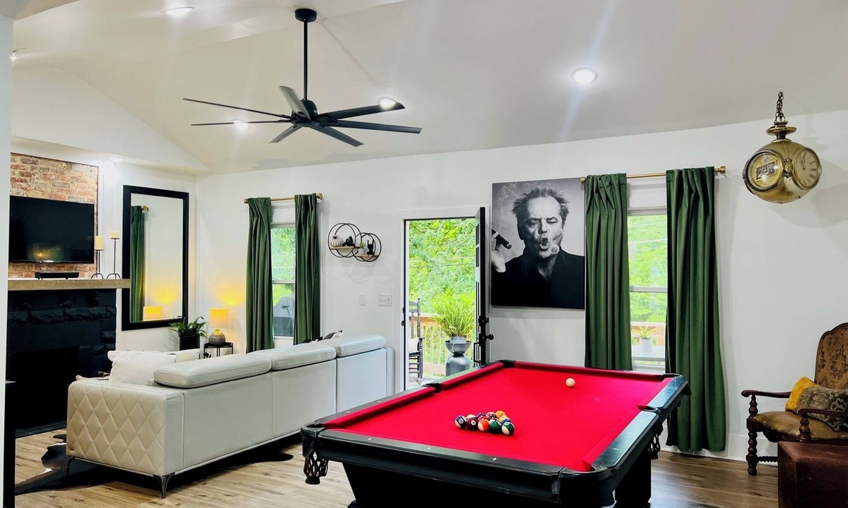 Rossville Cottage | 3-bedroom cottage 6.4 miles to Downtown Chatt pool table fire sleeps 6