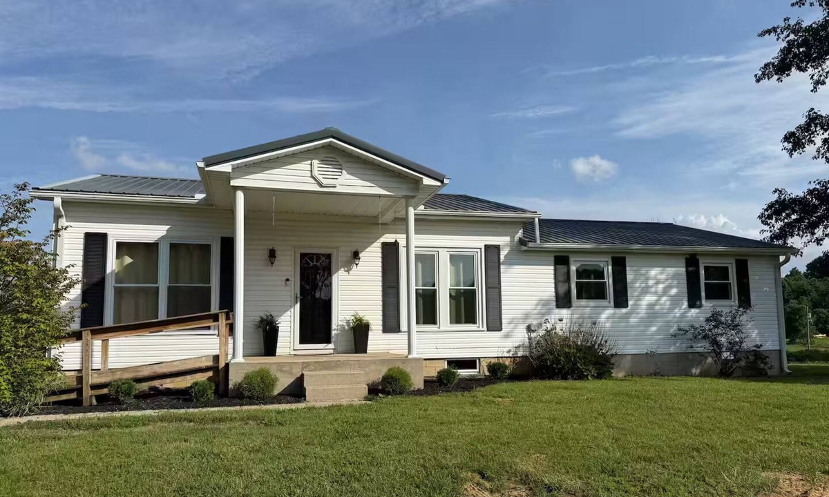 Marion House | 3-bedroom farmhouse just minutes from Barkley Lake perfect for relaxing getaways