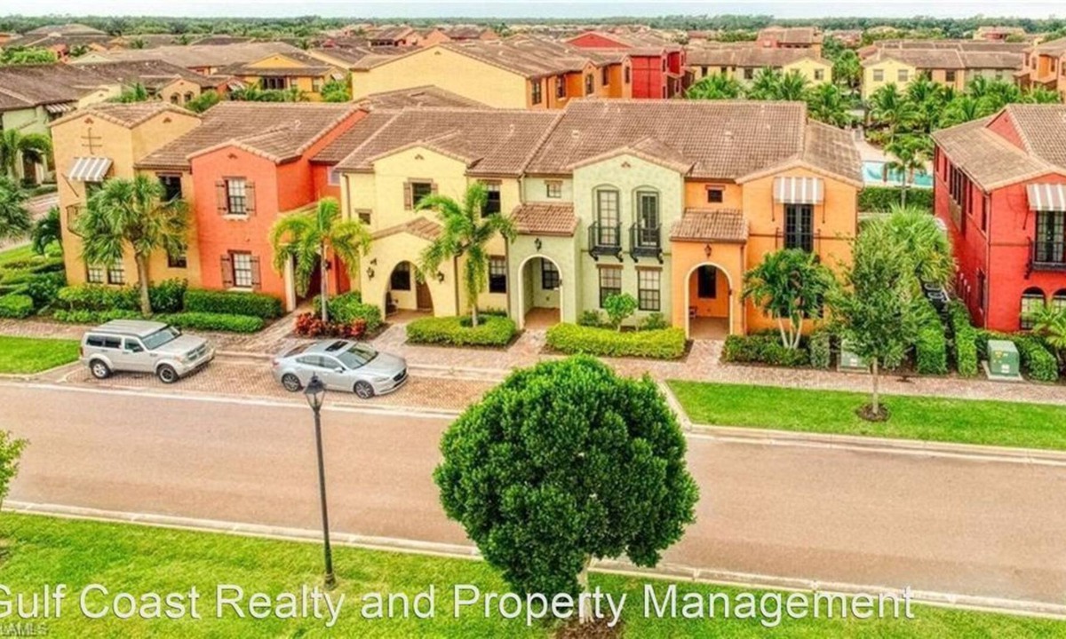 Biggar House | 3 Bedroom Townhome 428410 by Houzlet